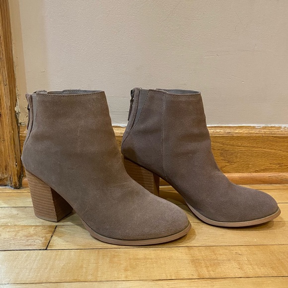 Urban Outfitters Brown Suede Booties - Picture 2 of 12